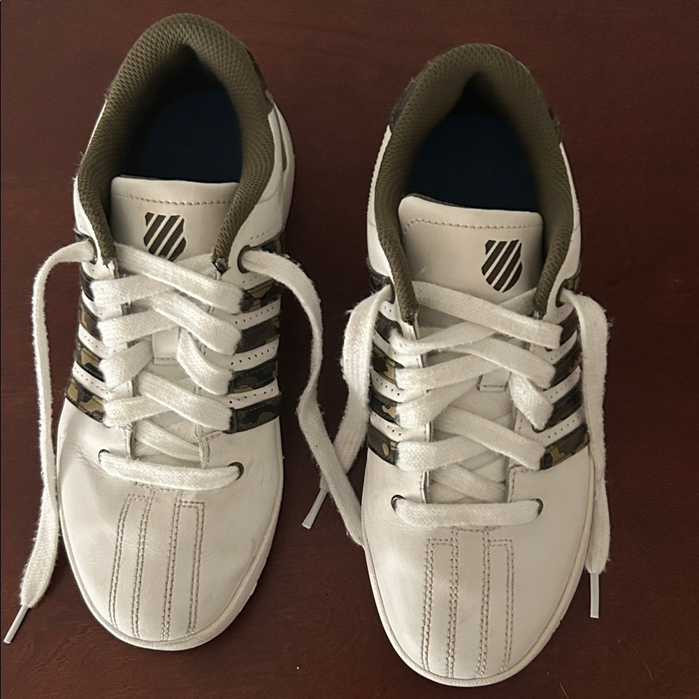 K-Swiss youth sneaker